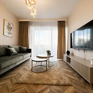 Balcony & Parking, Modern Elegant Apartment! Near Tram Wrocław